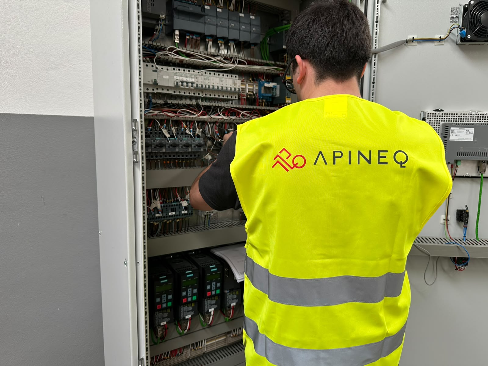 Técnico APINEQ a intervir num quadro elétrico de automação industrial