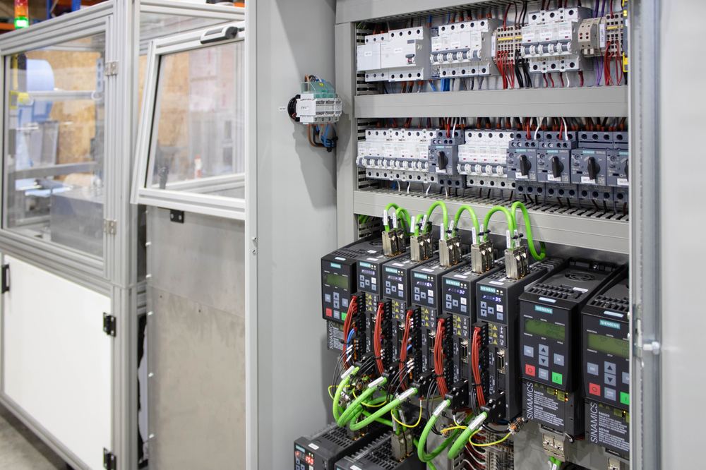 Máquina industrial APINEQ em comissionamento, com HMI em funcionamento