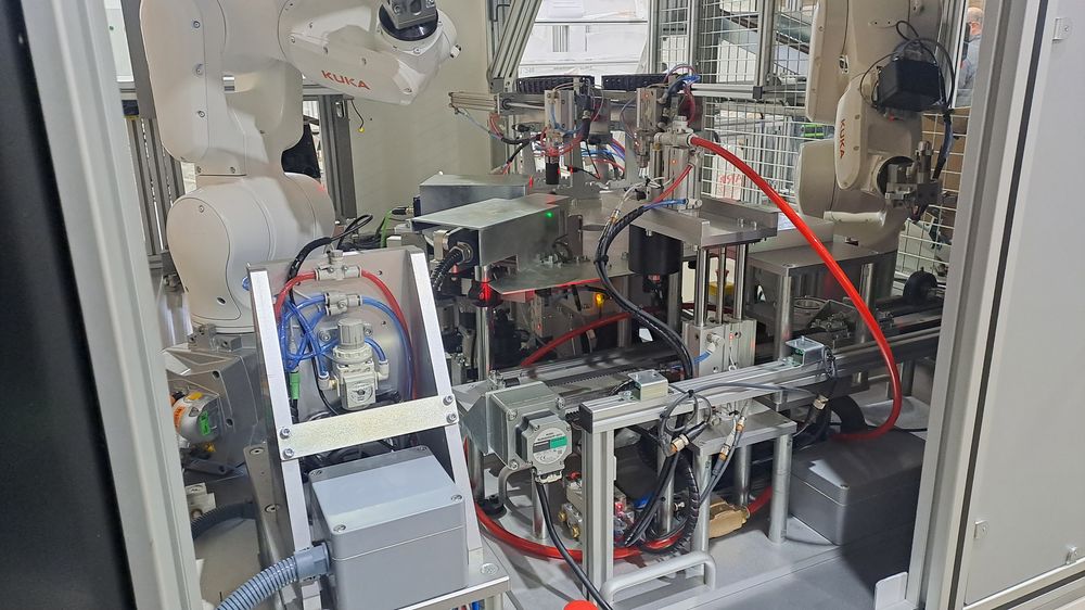 Célula robótica desenvolvida pela APINEQ com robôs KUKA