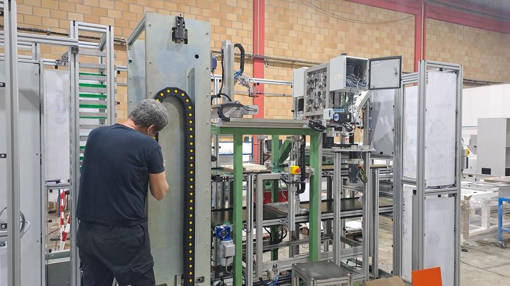 Técnico APINEQ a montar equipamento de automação na oficina da Maia