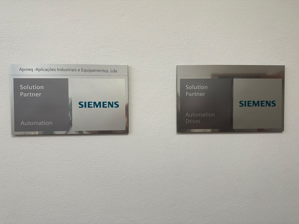 Placas de certificação Siemens Solution Partner da APINEQ